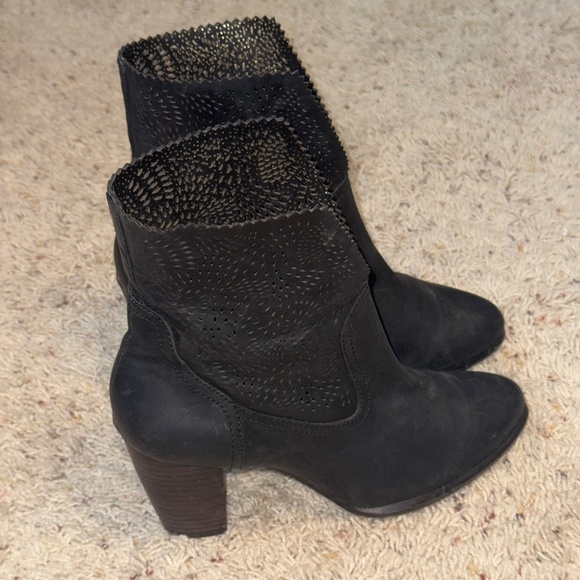 EUC UGG Thames Seaweed Perf Perforated Eyelet Ankle Boot Black Size 7.5 - Picture 2 of 11